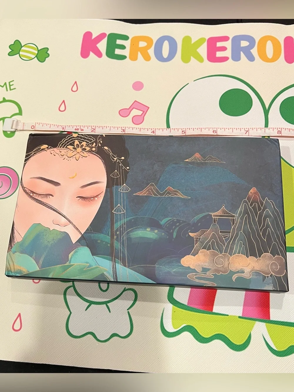 Beautiful Fan-Shaped Neutral Eyeshadow Palette